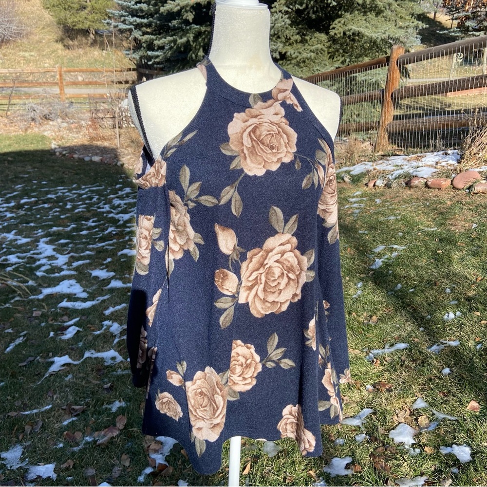 Open shoulder knit top